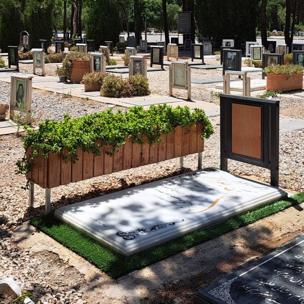 گلدان کنار مزار